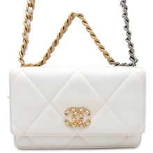 Medium Chanel 19 Flap White - BEAUTY BAR